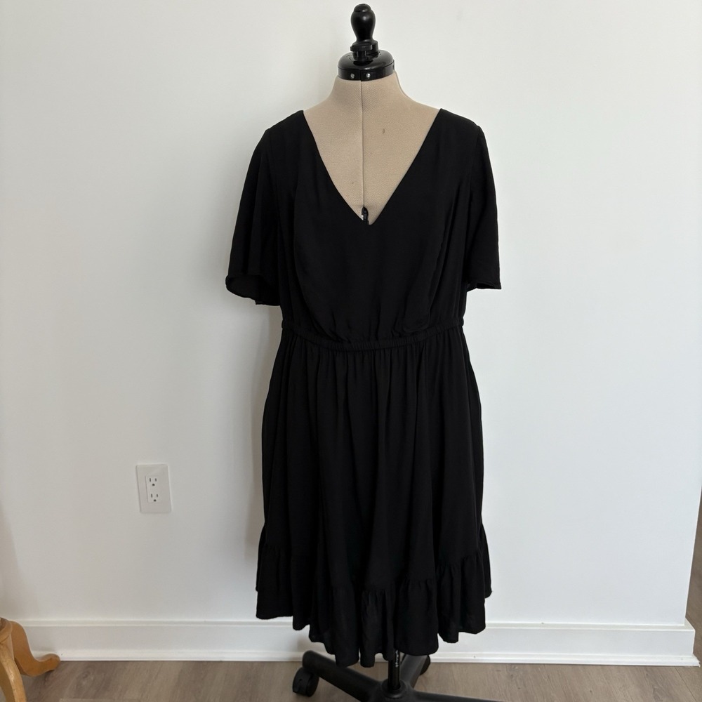 Torrid Women's Dress Black Size 14/16 Short Sleeve V Neck Mini Dress Pockets